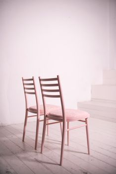 Два розовых стула